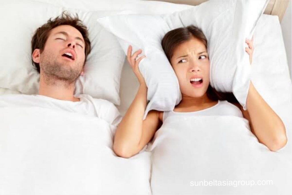 การนอนกรน เกิดขึ้นเมื่อมีสิ่งกีดขวางการไหลเวียนของอากาศระหว่างการนอนหลับ การกรนที่ดังหรือเป็นเวลานานจะเพิ่มความเสี่ยงต่ออาการหัวใจวาย