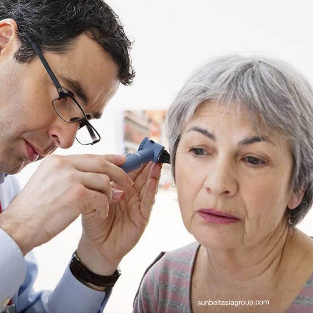 การสูญเสียการได้ยิน ที่เกิดขึ้นทีละน้อยเมื่อคุณอายุมากขึ้น เป็นเรื่องปกติ เกือบครึ่งหนึ่งของคนในสหรัฐอเมริกาที่มีอายุมากกว่า 65 ปีมีระดับ