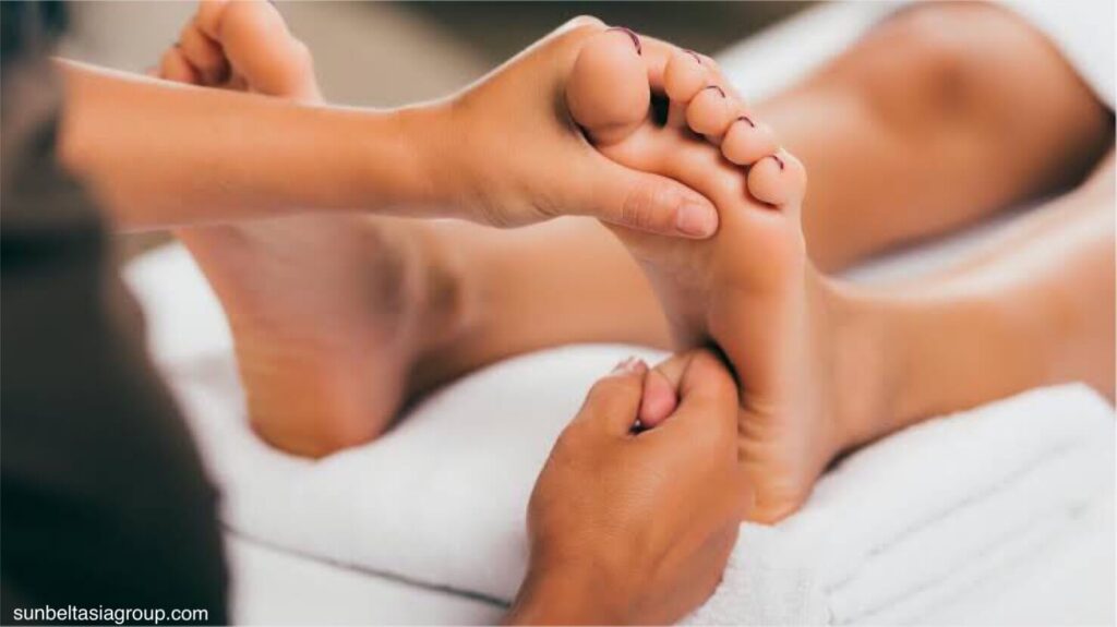 หากเท้าของคุณ ปวดหลังจากเหน็ดเหนื่อยมาทั้งวัน การนวดเท้า สามารถช่วยให้คุณรู้สึกผ่อนคลายได้ แต่ไม่ใช่แค่รู้สึกดีเท่านั้น การวิจัยแสดง