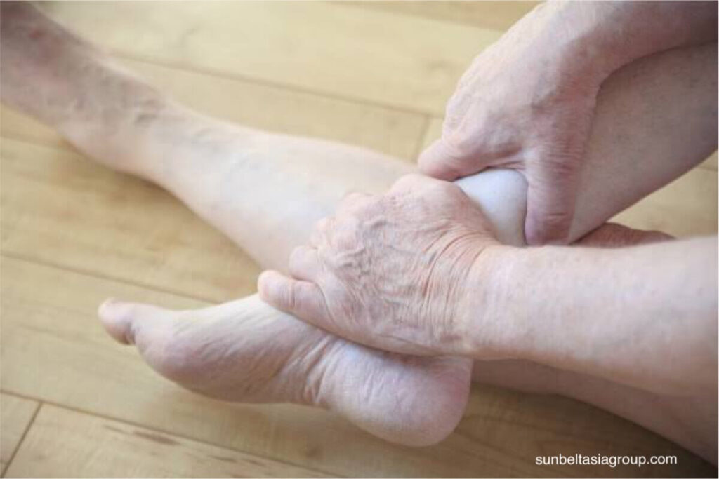 Raynaud ทำให้ร่างกายบางส่วน เช่น นิ้วมือและนิ้วเท้า รู้สึกชาและเย็นเมื่อตอบสนองต่ออุณหภูมิที่เย็นจัดหรือความเครียด ในโรค Raynaudหลอด