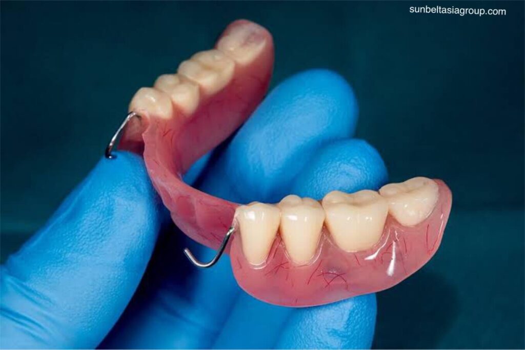 ฟันปลอม เป็นอุปกรณ์ในช่องปากแบบถอดได้ที่ใช้แทนฟันที่หายไปในกรามบน ขากรรไกรล่าง หรือทั้งสองอย่าง ช่างทันตกรรมประดิษฐ์ฟันปลอม